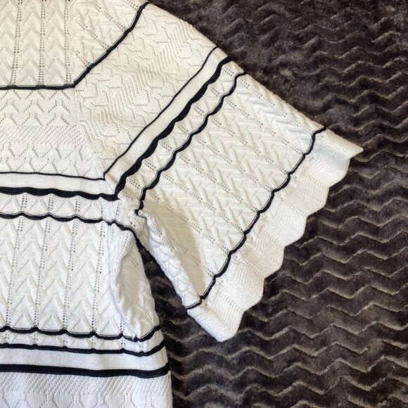 Chicos White Textured Knit Top W/ Black Scalloped Stripes Short Sleeve Womens XL - Picture 2 of 9